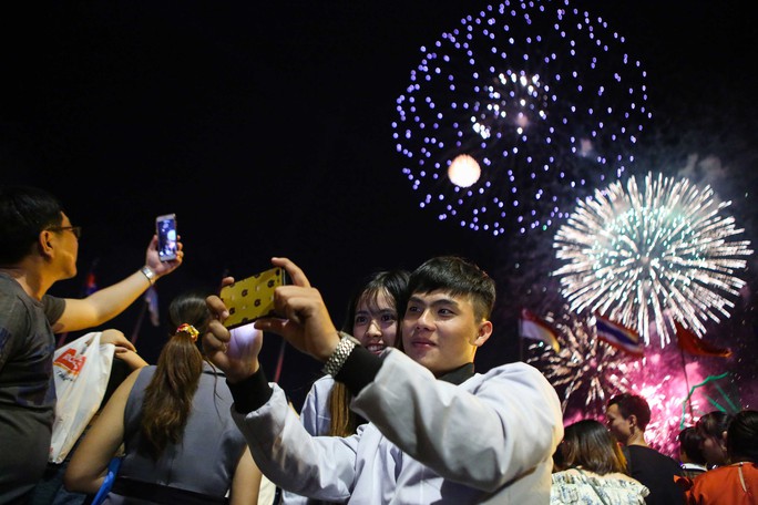 Clip: TP HCM tưng bừng đón năm mới 2019 - Ảnh 16.