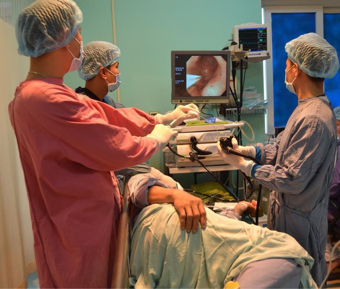 Chữa mẹo không thành, mảnh xương gà mắc cả tuần ở thực quản - Ảnh 1.