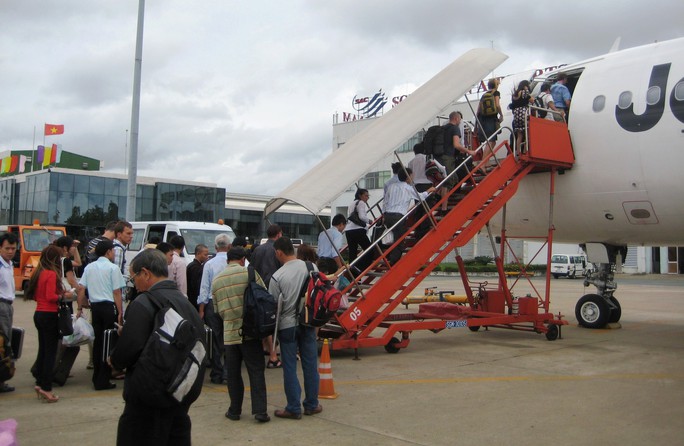 Lo quá tải, sân bay Tân Sơn Nhất khuyến cáo hành khách đến trước 2 giờ - Ảnh 1.