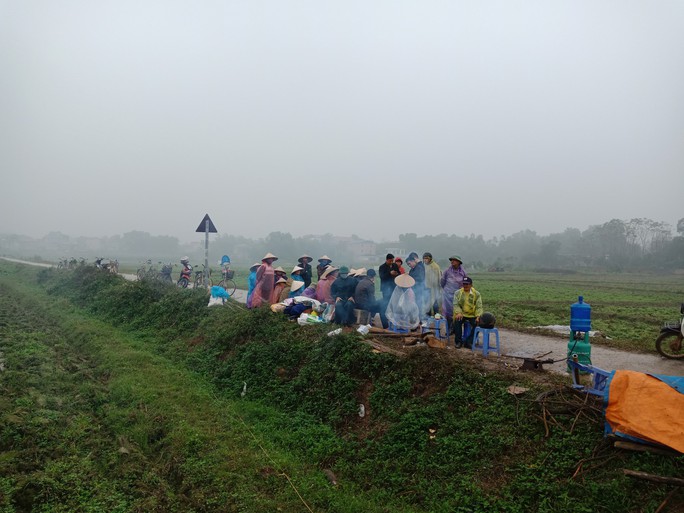 Người dân chặn xe chở rác: 12 quận Hà Nội ảnh hưởng, khó cầm cự tiếp - Ảnh 2.