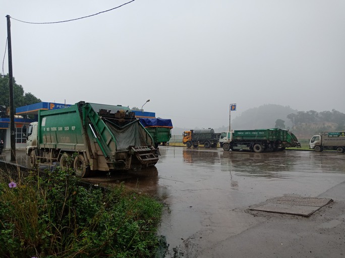 Người dân chặn xe chở rác: 12 quận Hà Nội ảnh hưởng, khó cầm cự tiếp - Ảnh 13.