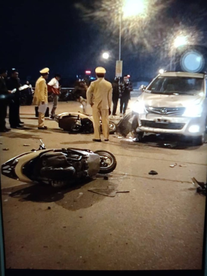 Xe Toyota Innova lấn làn, tông 2 xe máy, 4 người nguy kịch - Ảnh 1.