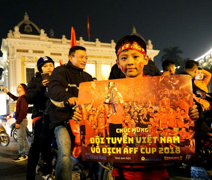 Hàng ngàn cổ động viên vỡ òa cùng tuyển Việt Nam - Báo 
