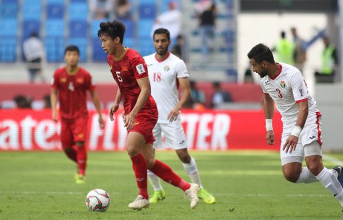 văn hậu sang áo