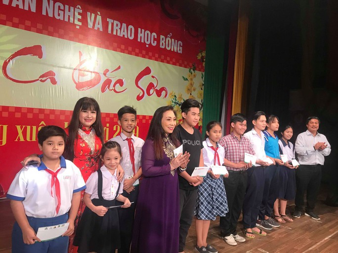 NSND Bạch Tuyết xúc động trong chương trình trao học bổng nhạc sĩ Bắc Sơn - Ảnh 2.