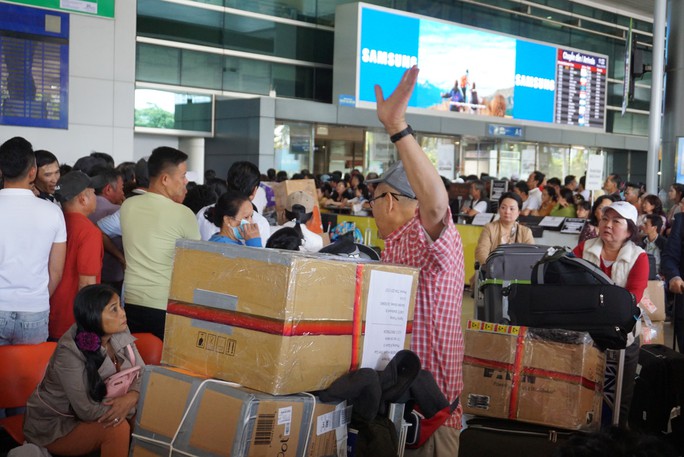 Ngàn người vật vạ ở sân bay Tân Sơn Nhất chờ đón Việt kiều - Ảnh 3.