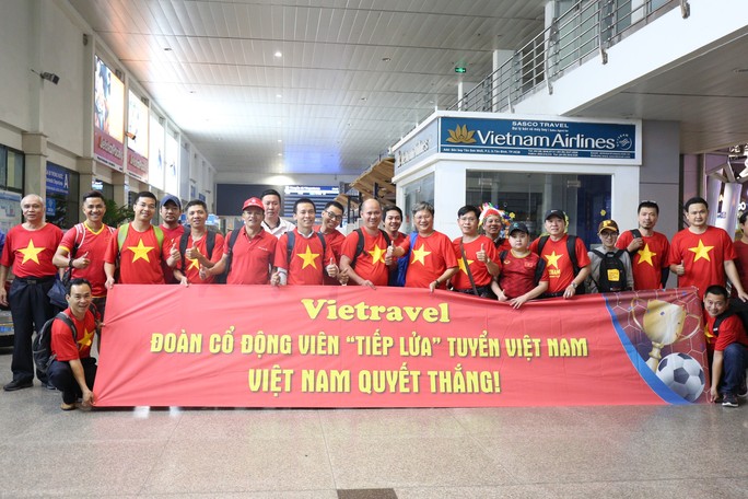 Clip: CĐV Việt Nam bay xuyên đêm tiếp lửa thầy trò Park Hang-seo - Ảnh 1.