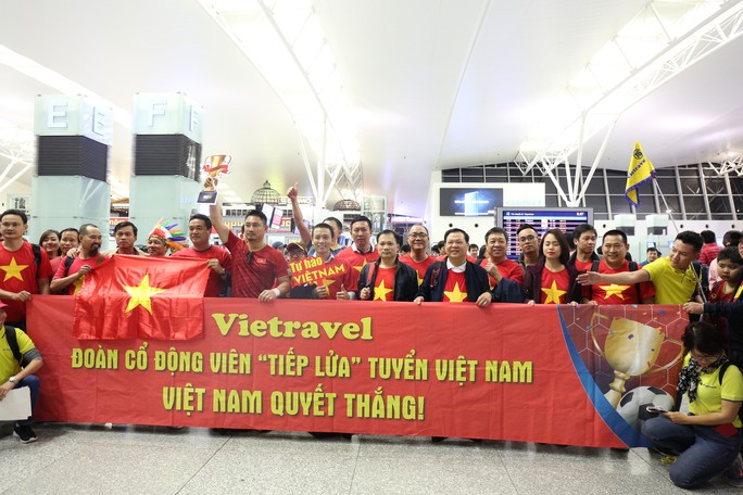 Clip: CĐV Việt Nam bay xuyên đêm tiếp lửa thầy trò Park Hang-seo - Ảnh 3.