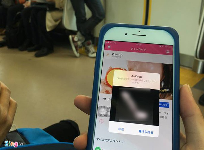 Trò quấy rối tình dục qua iPhone trên tàu điện tại Nhật Bản - Ảnh 1.