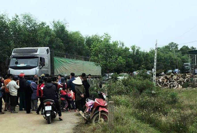Dân vây xe tải nghi chở hóa chất độc hại vào nhà máy ngày cận Tết - Ảnh 1.