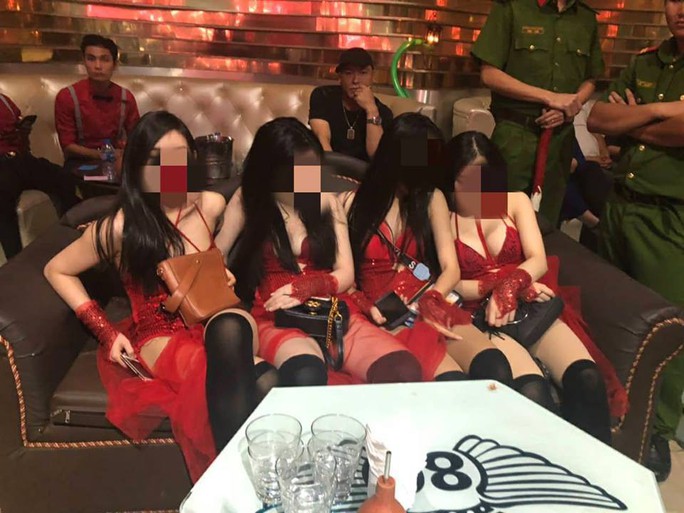 Vũ nữ múa khiêu dâm và hơn trăm dân bay chạy tán loạn - Ảnh 2.