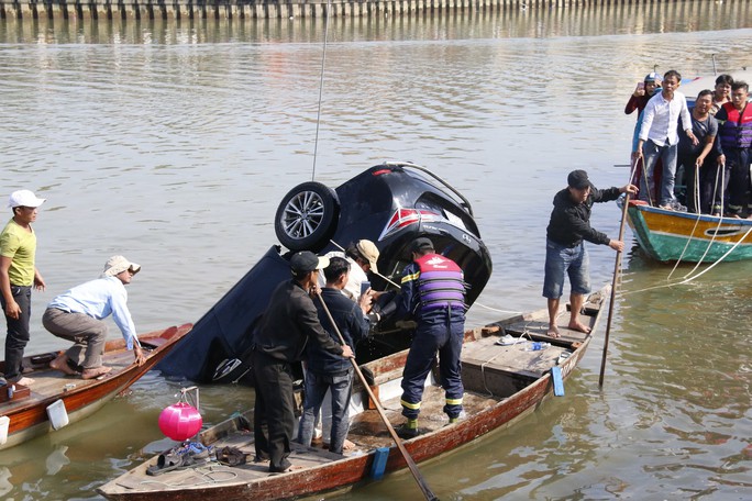 Vớt được thi thể gia đình 3 người lao xe xuống sông Hoài - Ảnh 4.