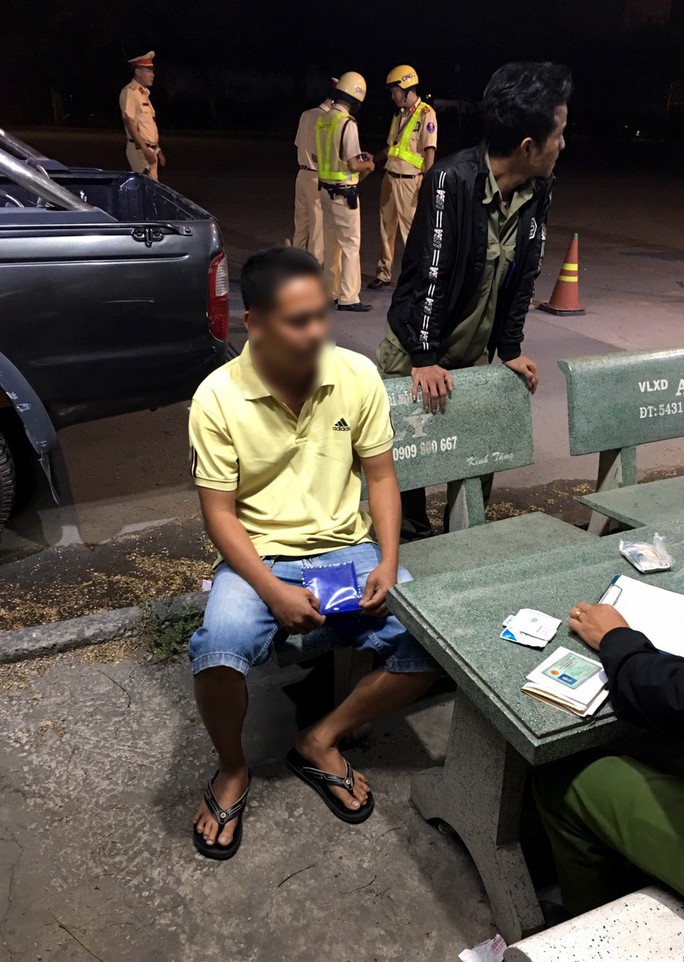 2 tài xế dương tính với ma túy chạy xe container trên đường Nguyễn Văn Linh - Ảnh 1.