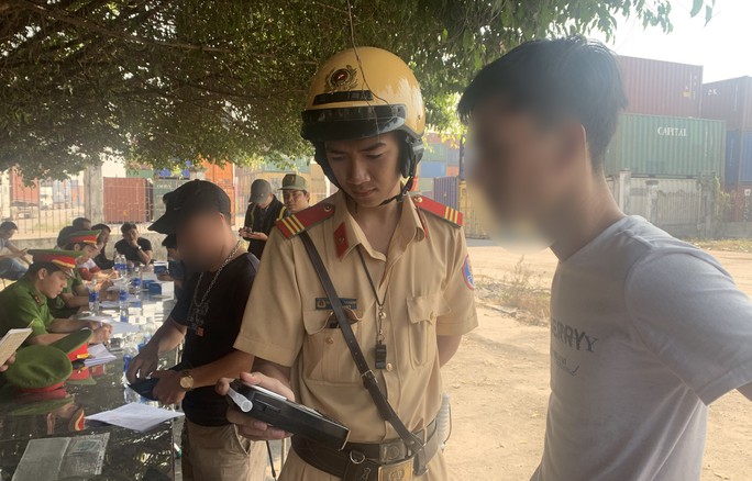 2 tài xế dương tính với ma túy chạy xe container trên đường Nguyễn Văn Linh - Ảnh 3.