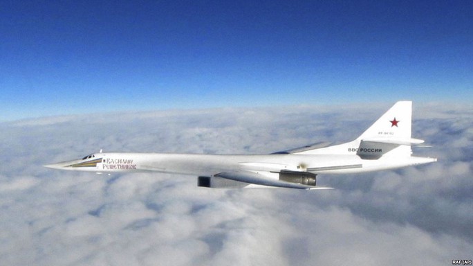 Cặp máy bay ném bom Tu-160 của Nga đại náo bờ biển Bắc Mỹ - Ảnh 1.