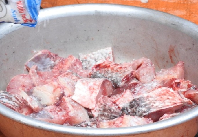 Làng vũ đại trắng đêm sản xuất cá kho phục vụ tết