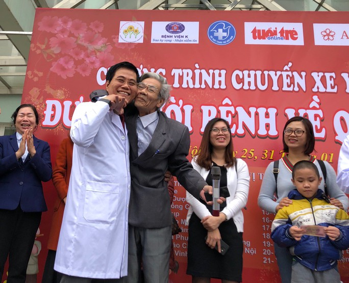 Bệnh nhân và bác sĩ song ca trước khi lên chuyến xe yêu thương về ăn Tết - Ảnh 1.