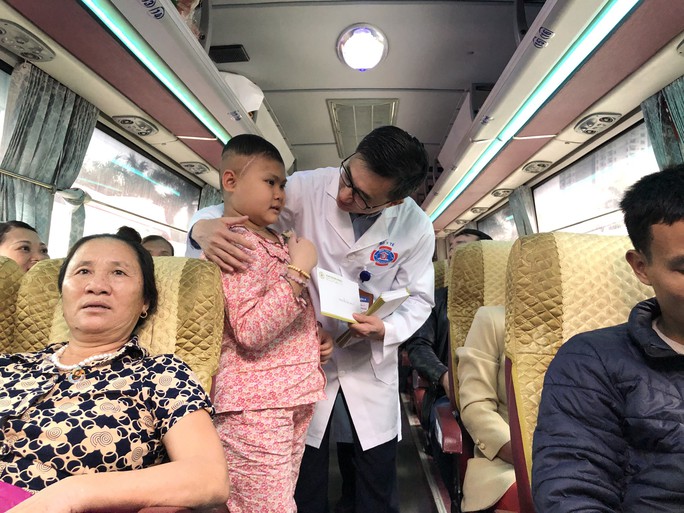 Bệnh nhân và bác sĩ song ca trước khi lên chuyến xe yêu thương về ăn Tết - Ảnh 24.