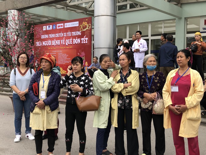 Bệnh nhân và bác sĩ song ca trước khi lên chuyến xe yêu thương về ăn Tết - Ảnh 26.