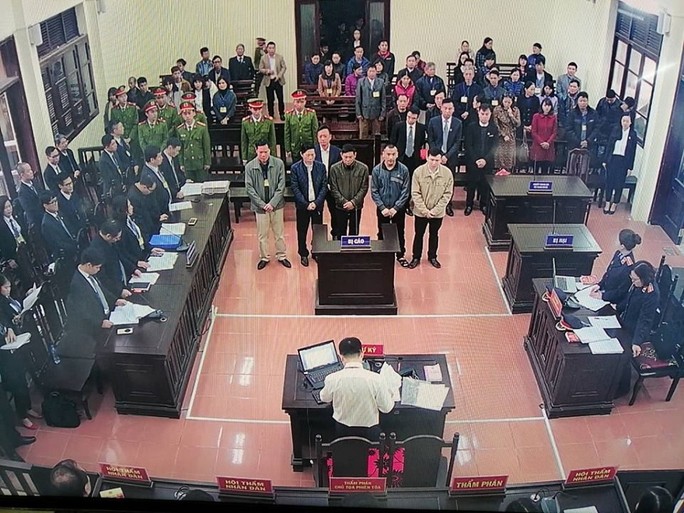 Bất ngờ hoãn tòa xử bác sĩ Hoàng Công Lương, cựu giám đốc BV Hòa Bình Trương Quý Dương - Ảnh 1.