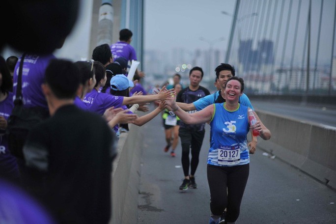 Gần 1 vạn người đăng ký chạy marathon - Ảnh 1.