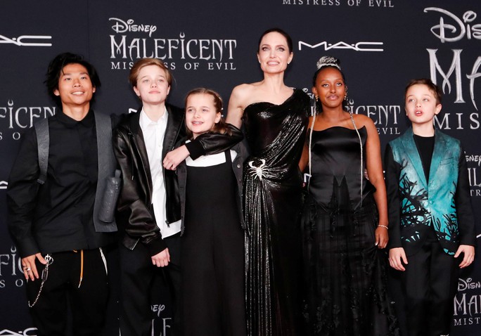 Pax Thiên tháp tùng mẹ nuôi Angelina Jolie trên thảm đỏ - Ảnh 3.