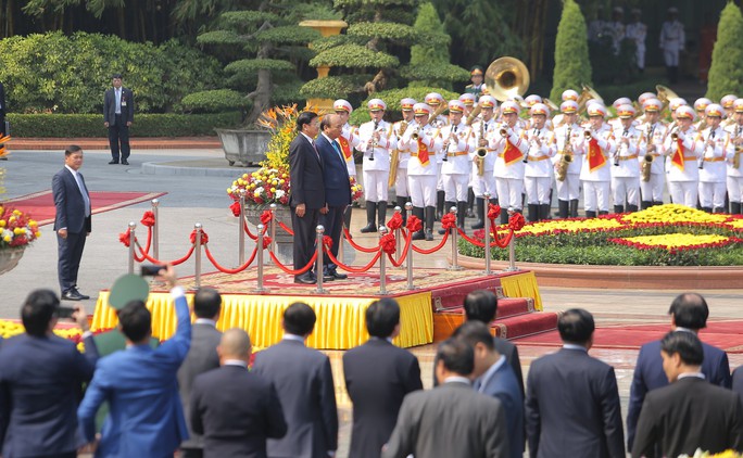 Cận cảnh Thủ tướng Nguyễn Xuân Phúc đón Thủ tướng Lào - Ảnh 11.