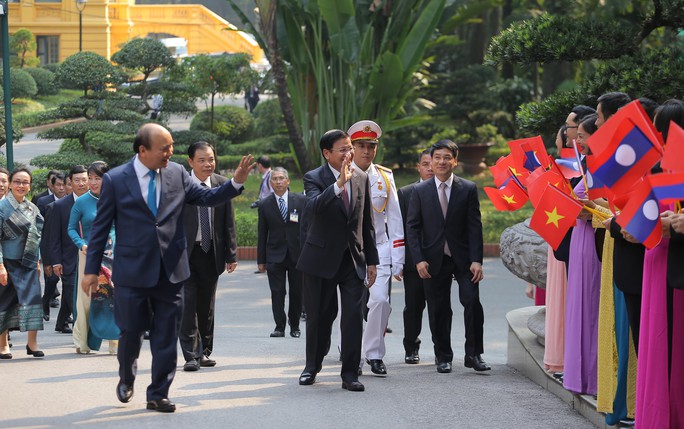 Cận cảnh Thủ tướng Nguyễn Xuân Phúc đón Thủ tướng Lào - Ảnh 17.