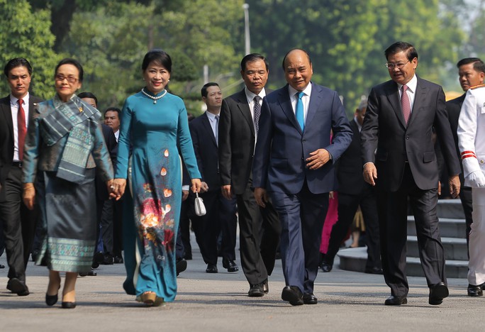 Cận cảnh Thủ tướng Nguyễn Xuân Phúc đón Thủ tướng Lào - Ảnh 14.