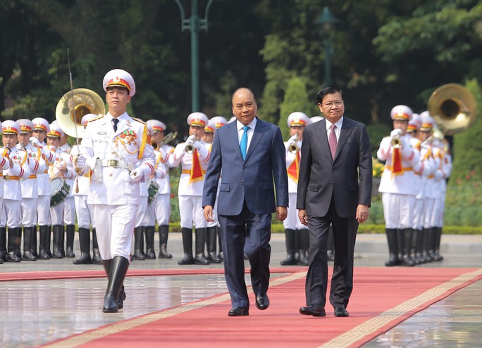 Cận cảnh Thủ tướng Nguyễn Xuân Phúc đón Thủ tướng Lào - Ảnh 13.