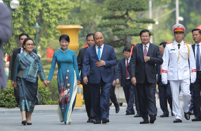 Cận cảnh Thủ tướng Nguyễn Xuân Phúc đón Thủ tướng Lào - Ảnh 16.