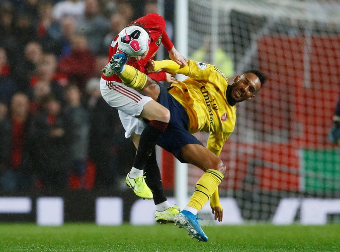 VAR giải cứu Arsenal, Man United đánh rơi chiến thắng ở Old Trafford - Ảnh 1.