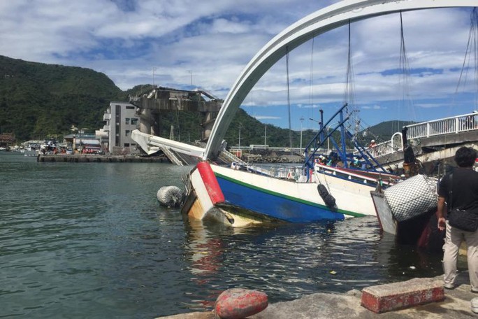 Đài Loan: Cầu vòm lớn sập xuống cảng cá có người Việt Nam làm việc - Ảnh 1.