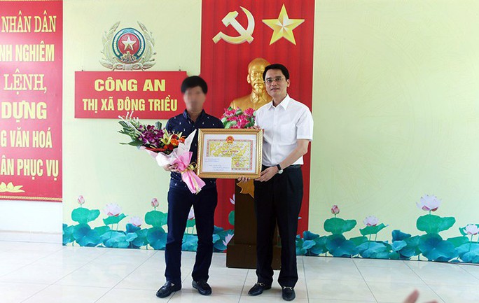 Tài xế điều khiển xe ôtô tông ngã tên cướp tiệm vàng có súng - Ảnh 1. Tài xế điều khiển xe ôtô tông ngã tên cướp tiệm vàng có súng - Ảnh 1.