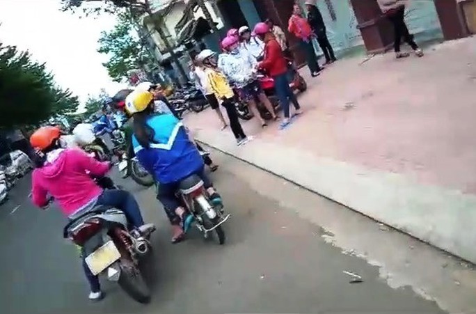 Thực hư clip tố công an phường ở TP Bảo Lộc xịt hơi cay vào mặt người vi phạm - Ảnh 4. Thực hư clip tố công an phường ở TP Bảo Lộc xịt hơi cay vào mặt người vi phạm - Ảnh 4.