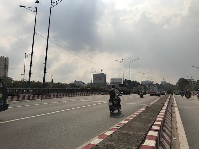Chạy ngược chiều, lao vào đường cấm, leo vỉa hè - chuyện nhỏ ở TP HCM - Ảnh 2.