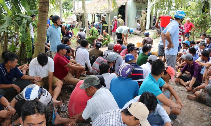 Công an ập vào trường gà, 92 người say sưa sát phạt bị tóm gọn - Ảnh 1. Công an ập vào trường gà, 92 người say sưa sát phạt bị tóm gọn - Ảnh 1.