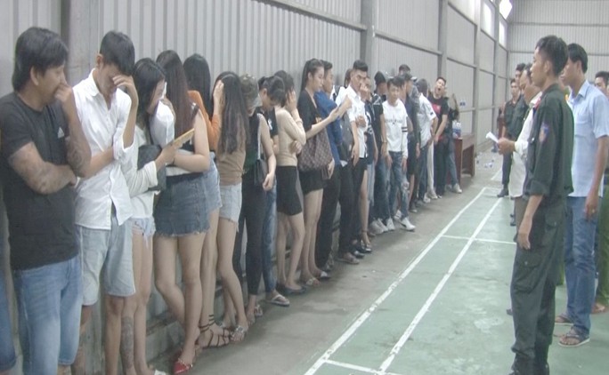 Bắt quả tang nhân viên quán bar bán ma túy cho khách giữa đêm - Ảnh 2. Bắt quả tang nhân viên quán bar bán ma túy cho khách giữa đêm - Ảnh 2.