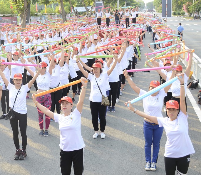800 phụ nữ thể hiện khỏe, đẹp tự tin - Ảnh 1.