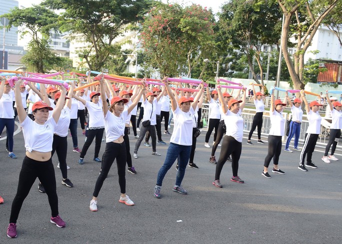 800 phụ nữ thể hiện khỏe, đẹp tự tin - Ảnh 2.