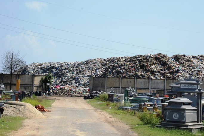 Ứ đọng hơn 270.000 tấn rác, Hội An muốn thu phí môi trường du khách - Ảnh 2.