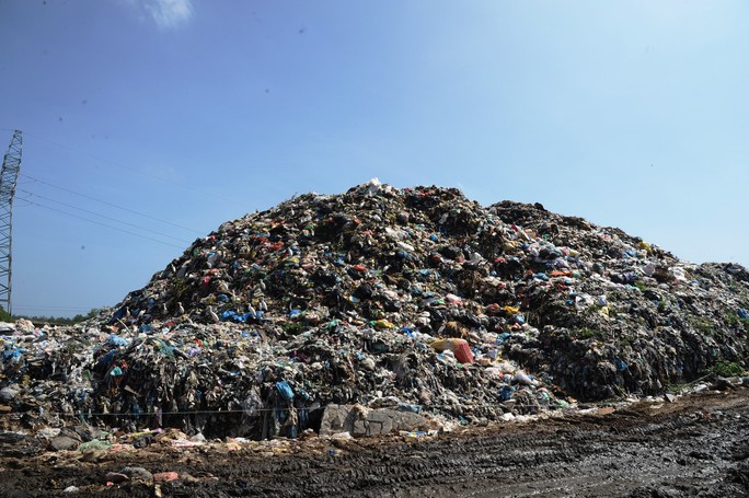 Ứ đọng hơn 270.000 tấn rác, Hội An muốn thu phí môi trường du khách - Ảnh 1.