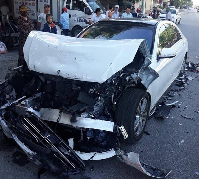 “Xế hộp” Mercedes nát bét đầu khi tông đuôi xe buýt trên QL1A - Ảnh 1. “Xế hộp” Mercedes nát bét đầu khi tông đuôi xe buýt trên QL1A - Ảnh 1.