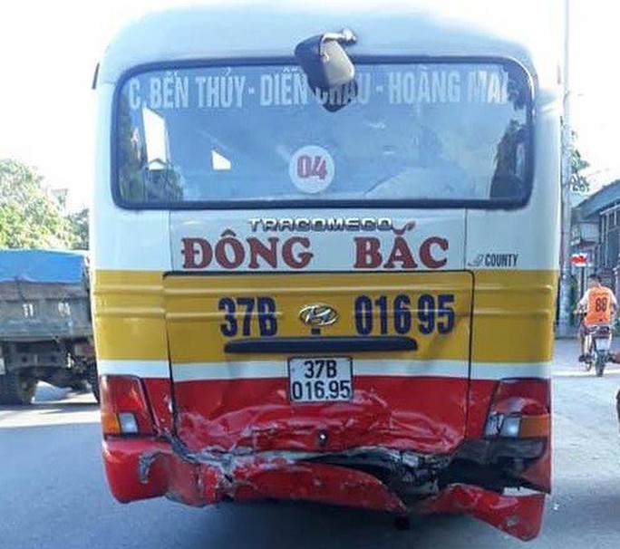 “Xế hộp” Mercedes nát bét đầu khi tông đuôi xe buýt trên QL1A - Ảnh 2. “Xế hộp” Mercedes nát bét đầu khi tông đuôi xe buýt trên QL1A - Ảnh 2.
