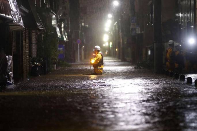 Bão Hagibis càn quét Bắc Nhật Bản, sau khi làm “tê liệt” Tokyo - Ảnh 1.