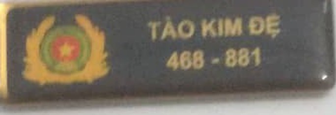 Lật tẩy gã trai mặc trang phục công an bước vào cửa hàng - Ảnh 3. Lật tẩy gã trai mặc trang phục công an bước vào cửa hàng - Ảnh 3.