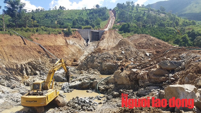 Xe thi công thủy điện đứt thắng làm 2 người chết, 1 bị thương - Ảnh 1. Xe thi công thủy điện đứt thắng làm 2 người chết, 1 bị thương - Ảnh 1.