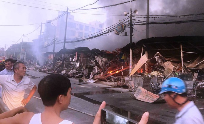 Xuất hiện clip nghi có người đốt chợ ở Thanh Hóa gây thiệt hại hàng tỉ đồng - Ảnh 3.