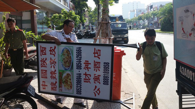Xử phạt 30 cơ sở ghi bảng quảng cáo toàn chữ nước ngoài tại phố Trung Quốc Đà Nẵng - Ảnh 1.