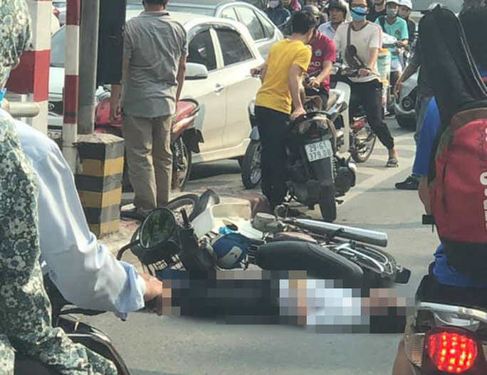 Người đàn ông đi xe máy bất ngờ tông vào trụ bêtông cầu vượt Thái Hà, tử vong - Ảnh 1. Người đàn ông đi xe máy bất ngờ tông vào trụ bêtông cầu vượt Thái Hà, tử vong - Ảnh 1.